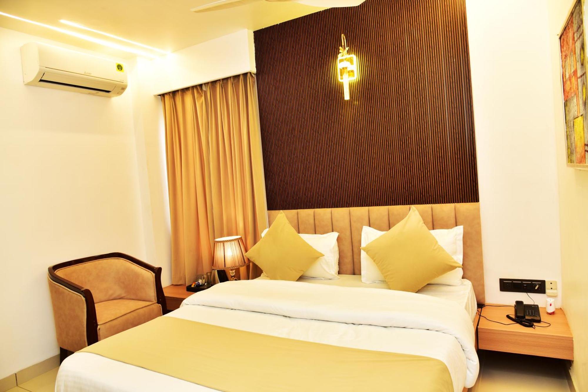 Hotel Divine Peak Pachmarhi ภายนอก รูปภาพ