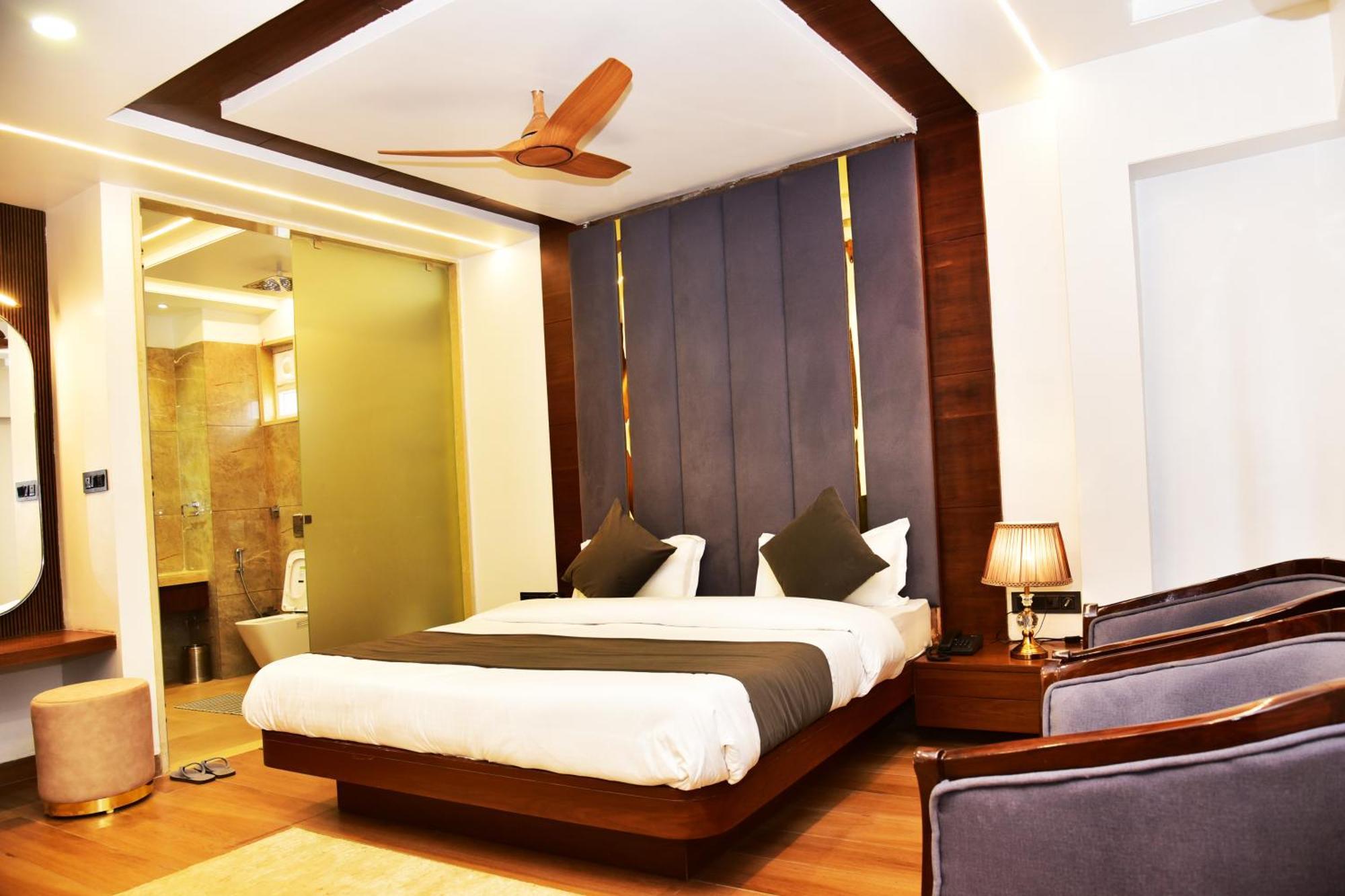 Hotel Divine Peak Pachmarhi ภายนอก รูปภาพ