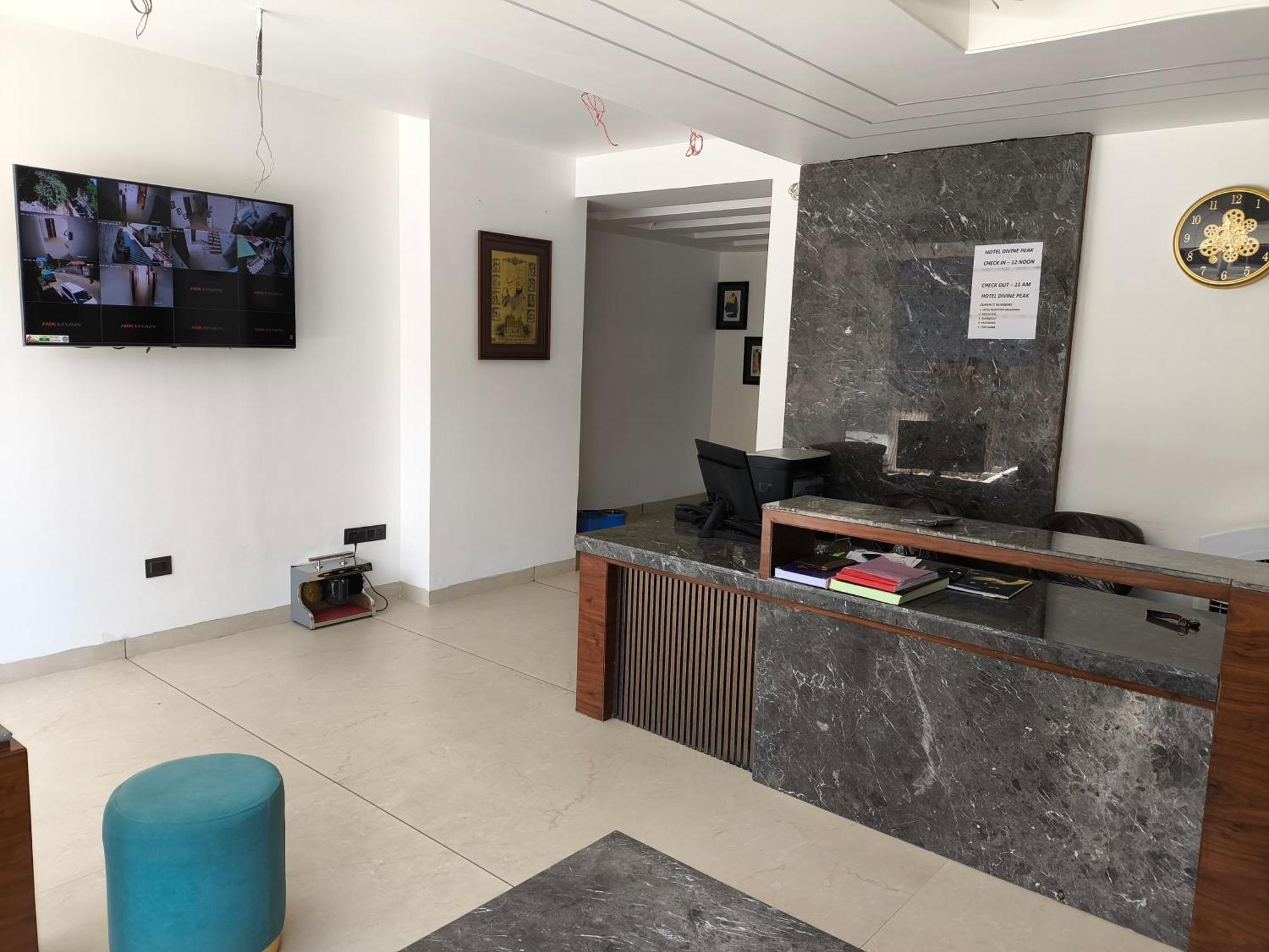 Hotel Divine Peak Pachmarhi ภายนอก รูปภาพ
